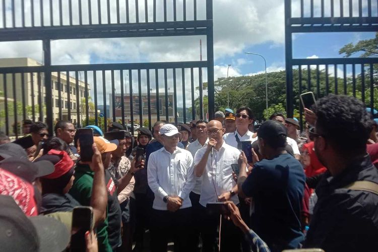Geruduk Polda Maluku, Massa Tuntut Pelaku Pengeroyokan Pemuda di Ambon Ditangkap