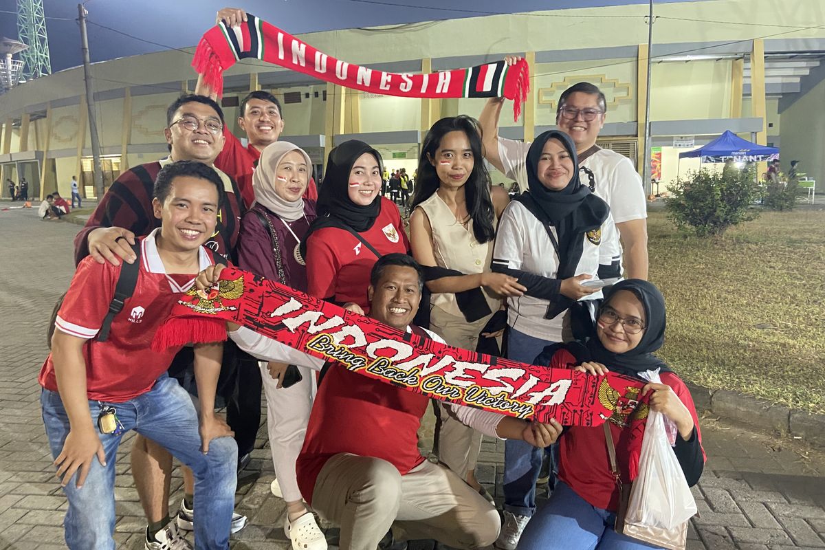 Penonton di Stadion Gelora Delta Sidoarjo yang menonton pertandingan Timnas Indonesia U-23 vs Korea, Selasa (9/9/2025).