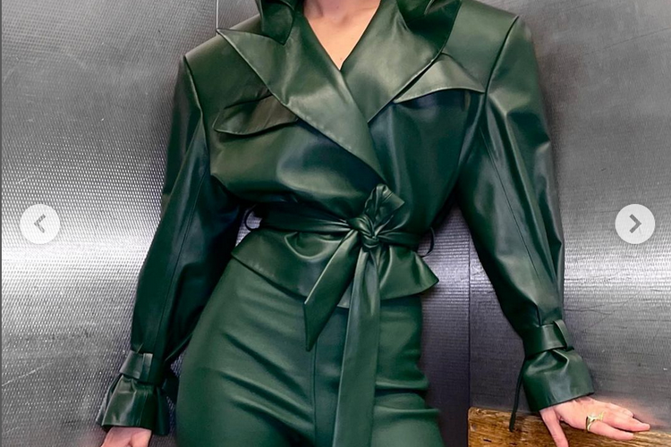 Gigi Hadid mengenakan busana berbahan kulit berwarna hijau dari Alexandre Vauthier Couture