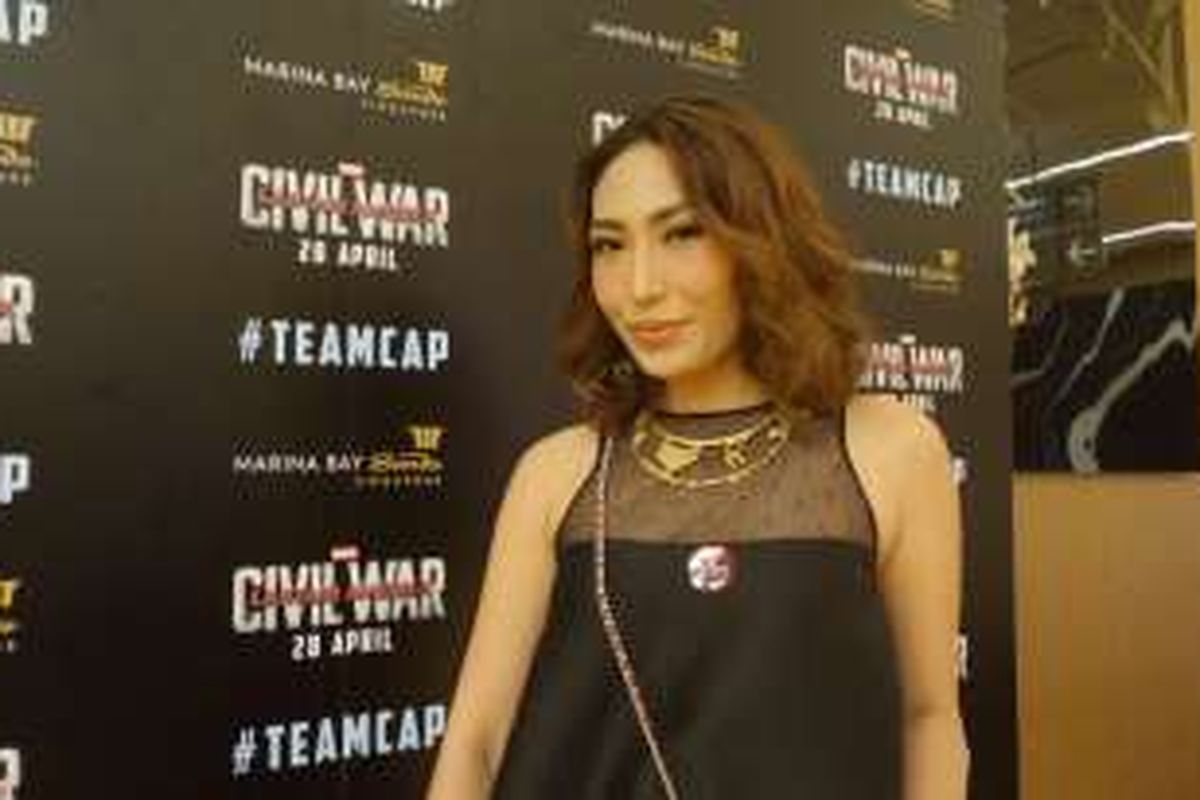 Pembawa acara Ayu Dewi menghadiri acara tur promosi film Captain America: Civil War di Marina Bay Sands Expo and Convention Centre, Singapura, pada Kamis (21/4/2016).