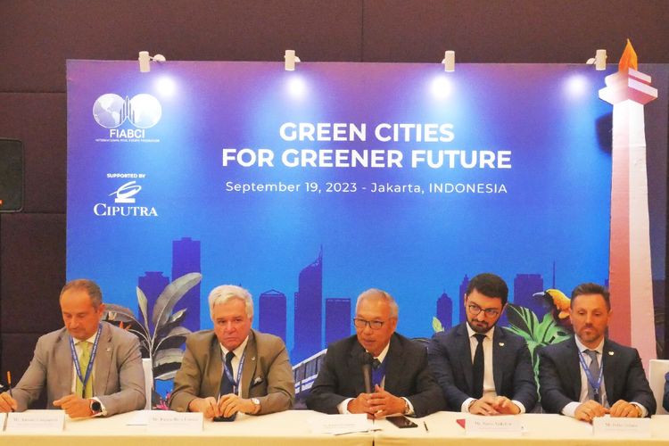 Trade Mission FIABCI 2023 mengetengahkan tema Green Cities for Greener Future. Tampak dalam gambar Presiden FIABCI Dunia Budiarsa Sastrawinata, ditemani oleh Sekjen FIABCI Narek Arakelyan (ketiga dari kanan), Selasa (19/9/2023).