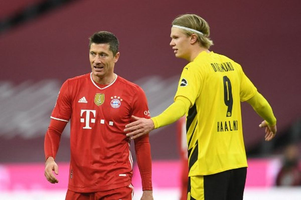 Robert Lewandowski (kiri) berduel melawan Erling Braut Haaland pada laga pekan ke-24 kasta teratas Liga Jerman, Bundesliga, yang mempertemukan Bayern Muenchen vs Borussia Dortmund di Stadion Allianz Arena, Minggu (7/3/2021) dini hari WIB.