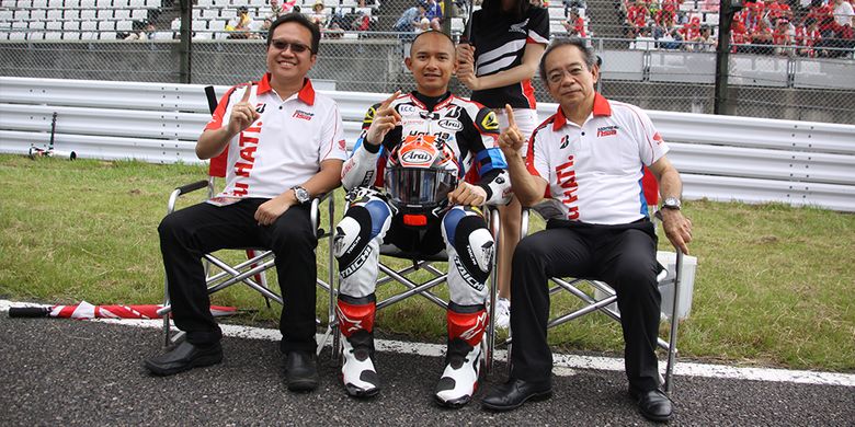 Direktur Pemasaran Astra Honda Motor (AHM-paling kiri), Dimas Ekky Pratama, dan Presiden Direktur AHM Toshiyuki Inuma.