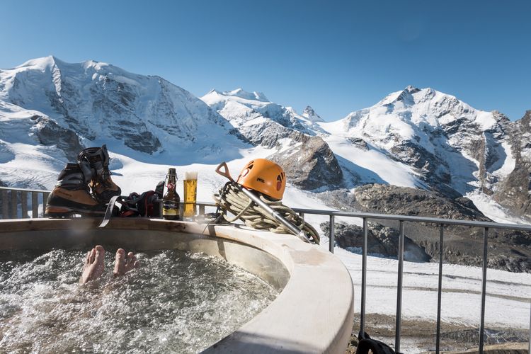 Ilustrasi bak Jacuzzi di Diavolezza, Swiss.