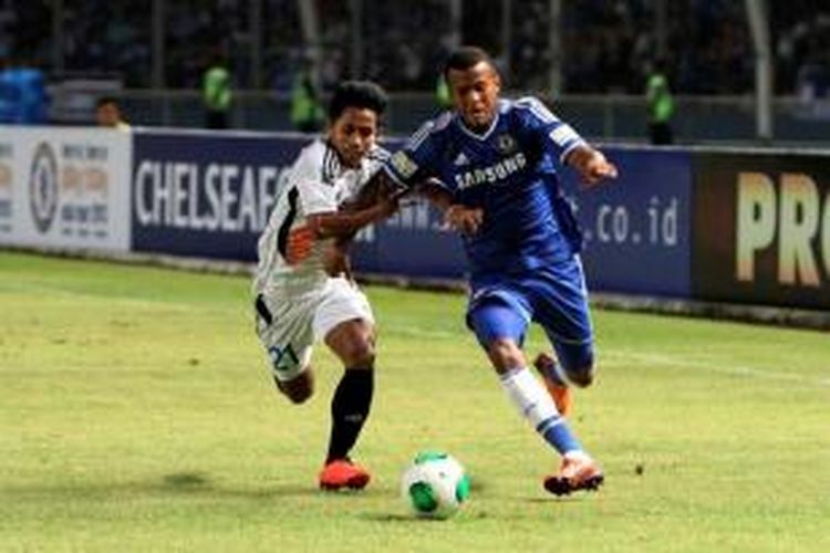 Pemain Chelsea berusaha menembus pemain Indonesia All Star, Andik Vermansyah saat pertandingan persahabatan di Stadion Utama Gelora Bung Karno, Jakarta Pusat, Kamis (25/7/2013). Chelsea menang 8-1 atas Indonesia All Star.