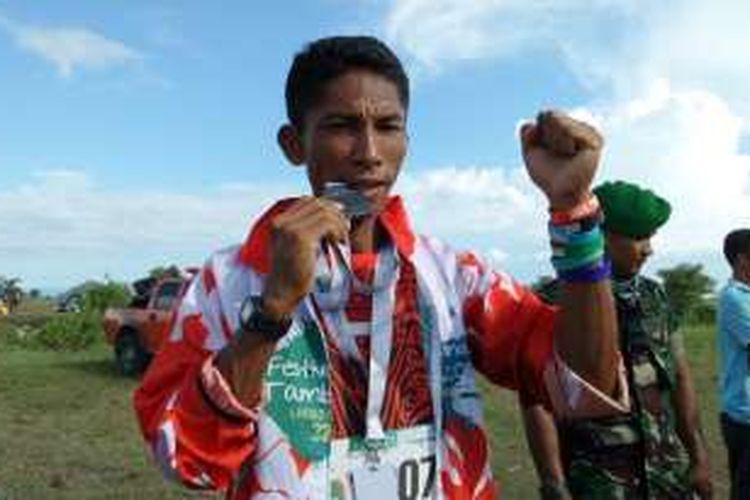 Matheos Berhitu, juara lomba lari Lintas Sumbawa 320 K, Sabtu (16/4/2016).
