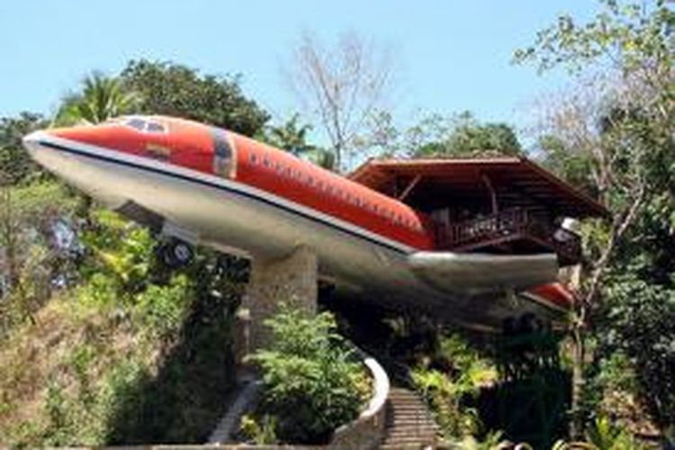 Badan pesawat Boeing 727 keluaran tahun 1965 itu diambil dari Bandara Internasional San Jose dan kemudian dipasang ke sebagai kamar hotel yang eksklusif.