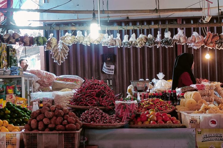 Salah satu pedagang di Pasar Anyar bernama Lila (27) mengatakan, cabai mulai naik dengan kisaran Rp 5.000 sampai Rp 20.000. Saat ini harga cabai rawit setan dijual senilai Rp 80.000 - Rp 95.000 per kilogram.