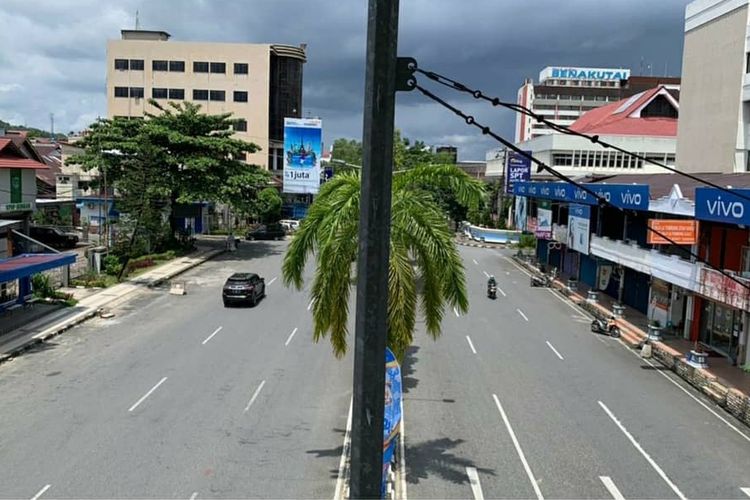 Salah satu ruas jalan di Balikpapan terlihat sepi saat penerapan Kaltim steril di Balikpapan, Kaltim, Minggu (7/2/2021). 