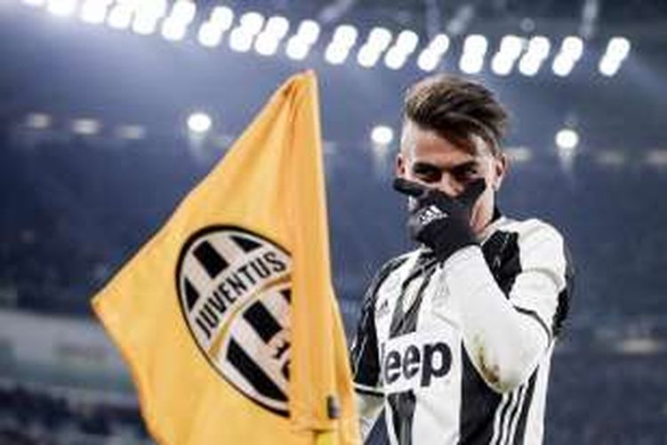 Penyerang Juventus, Paulo Dybala, merayakan gol ke gawang Atalanta dalam laga Coppa Italia, di Stadion Juventus, Rabu (11/1/2017) waktu setempat.