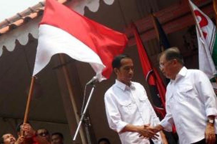 Bakal calon presiden Joko Widodo (Jokowi) bersama bakal calon wakil presiden Jusuf Kalla, saat acara deklarasi pasangan tersebut di Gedung Joang 45, Jalan Menteng Raya, Menteng, Jakarta Pusat, Senin (19/5/2014). Pasangan itu diusung empat partai, yaitu PDI Perjuangan, NasDem, PKB, dan Hanura.  