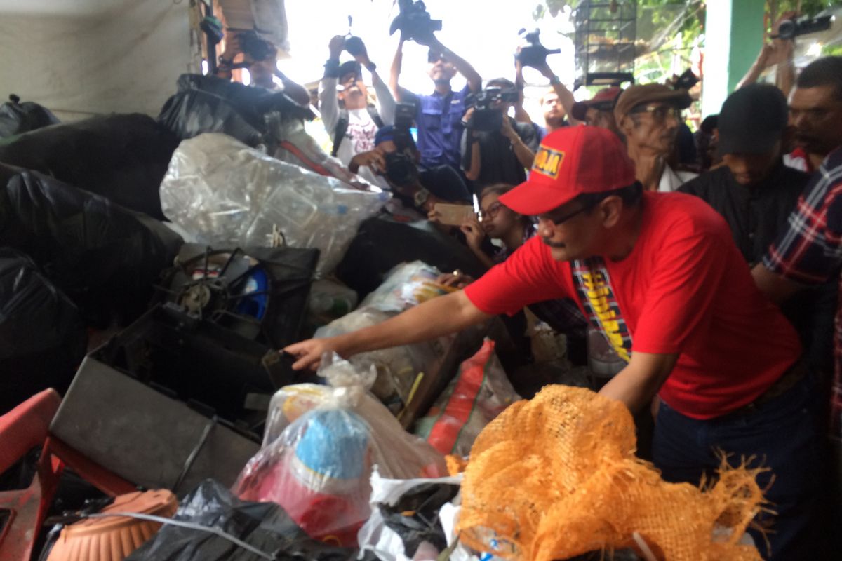 Cawagub DKI Jakarta Djarot Saiful Hidayat saat kunjungan ke Bank Sampah RW 03, Malakasari, Jakarta Timur, Kamis (6/4/2017).