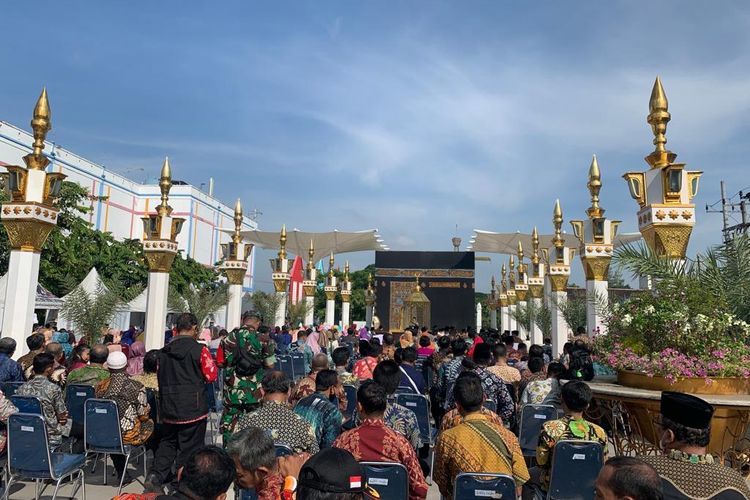 DIJEMUR--Ratusan aparatur sipil negara (ASN) lingkup Pemkot Madiun dijemur di tempat panas saat mengikuti halal bihalal di area Pahlawan Relegion Center, Kamis (27/4/2023). 