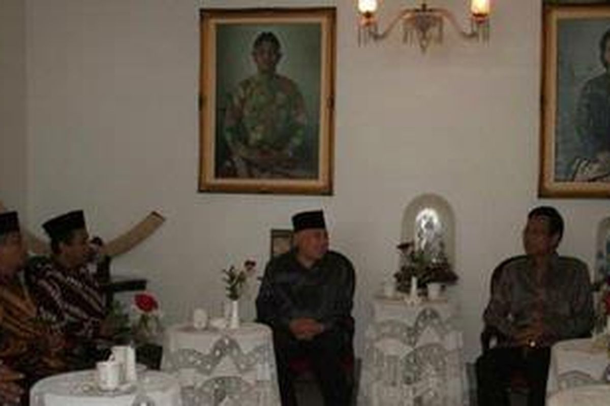 Ketua Umum PP Muhammadiyah Din Syamsuddin diterima Sri Sultan Hamengku Buwono X di Gedhong Jene Keraton Yogyakarta, ketika menyampaikan dukungan kesitimewaan Yogyakarta dengan penetapan sultan, (Selasa, 26/4/2011).