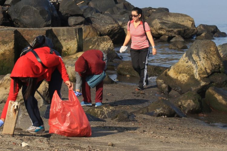 Aparatur Sipil Negara (ASN) dan Tenaga Harian Lepas (THL) dari berbagai Satuan Kerja Perangkat Daerah (SKPD) Kota Manado bergotong royong membersihkan sampah yang ada di sekitar Pantai Megamas, Jumat (19/10/2018).