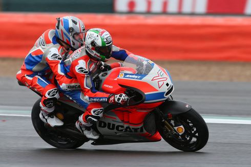 Boncengan Naik Motor MotoGP Ducati Moto X2, Digeber Hingga 300 Kpj