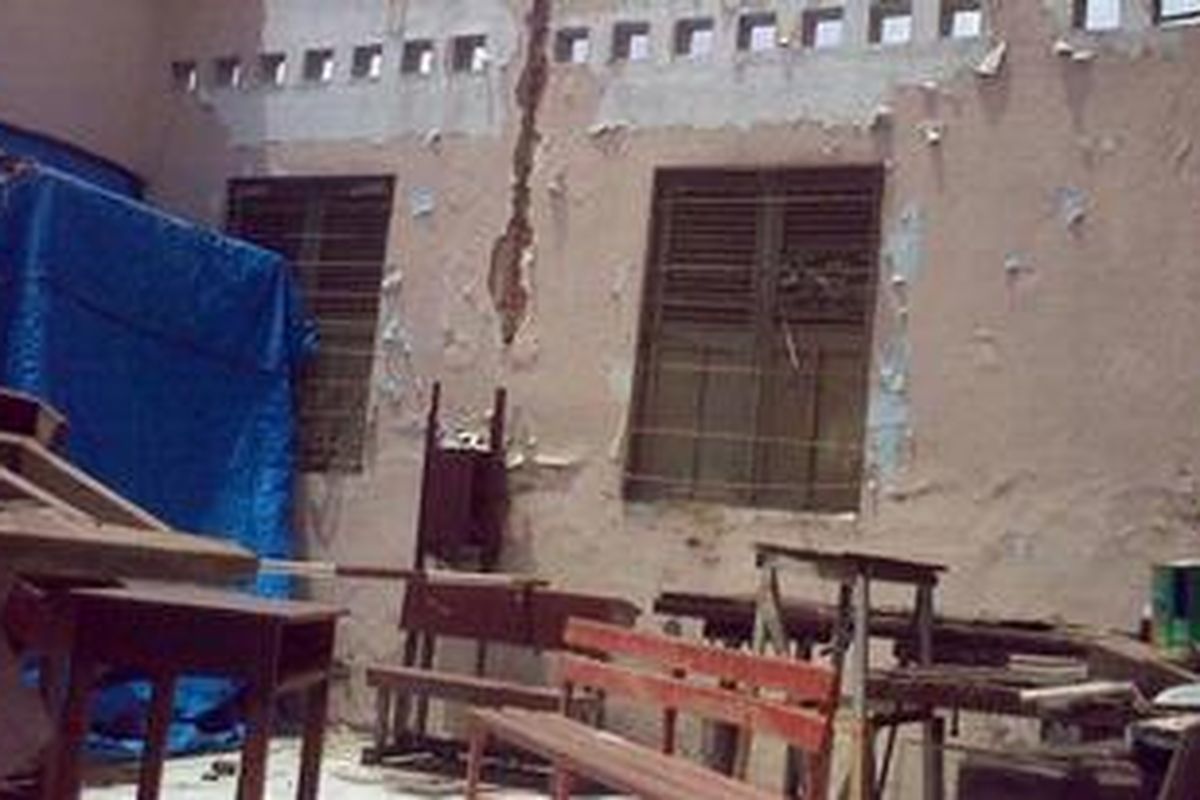 Salah satu laboratorium di SMPN 273 Kampung Bali, Jakarta Pusat yang rubuh dan kini beratapkan langit, Rabu (26/1/2011). 