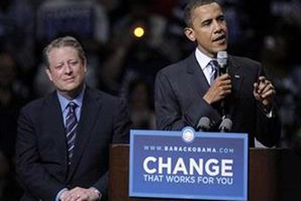 Kandidat presiden AS dari partai Demokrat Barack Obama (kanan) didampingi oleh mantan wakil presiden AS Al Gore saat menyampaikan pidato dalam kampanye di  Joe Louis Arena, Detroit, 16 Juni 2008.