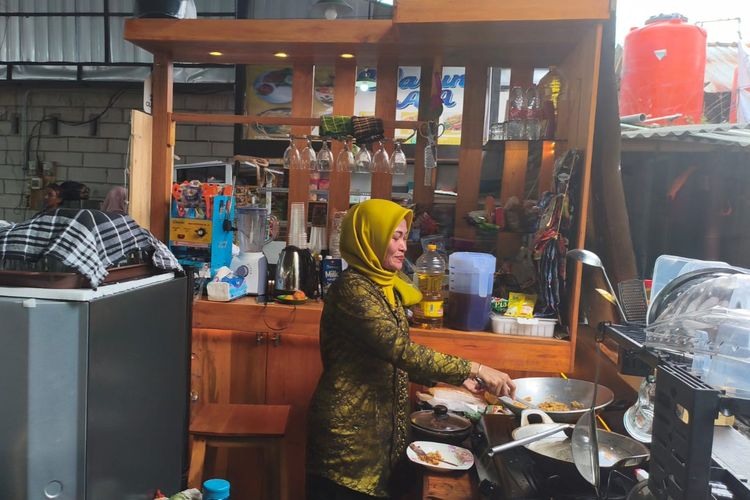 Peringati Hari Kartini, Pedagang di Zona Kuliner Purwasera Purwokerto Pakai Kebaya