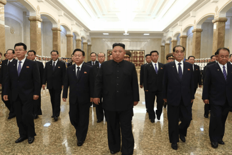 Kim Jong Un Bagi-bagi Pistol ke Perwira Militer Saat Peringati 67 Tahun Gencatan Senjata Korut-Korsel