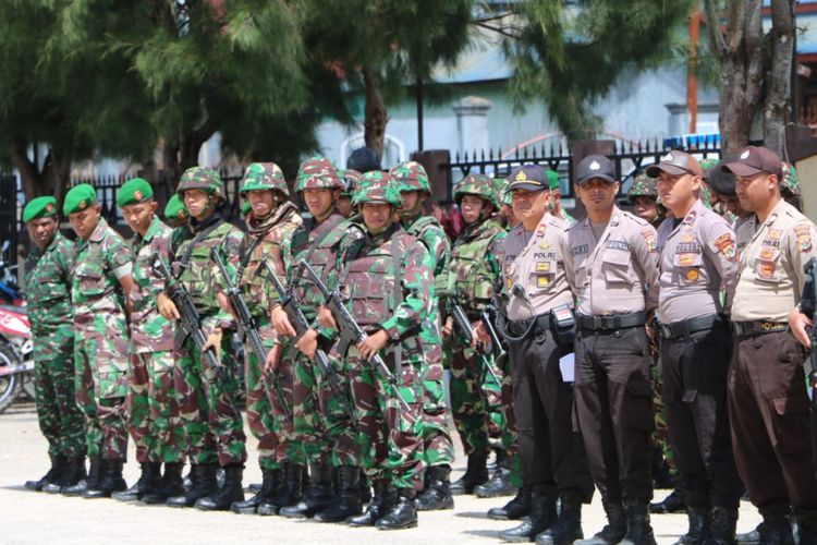 Aparat keamanan saat mengikuti apel kesiapan pengamanan pilkada Paniai 25 Juli 2018.