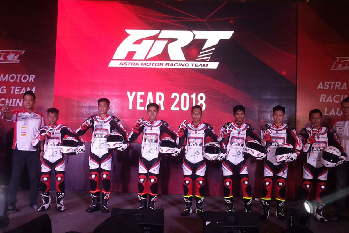 Para pebalap tim Astra Motor Racing Team (ART)  Yogyakarta formasi 2018 saat acara perkenalan di Jakarta, Selasa (13/3/2018).