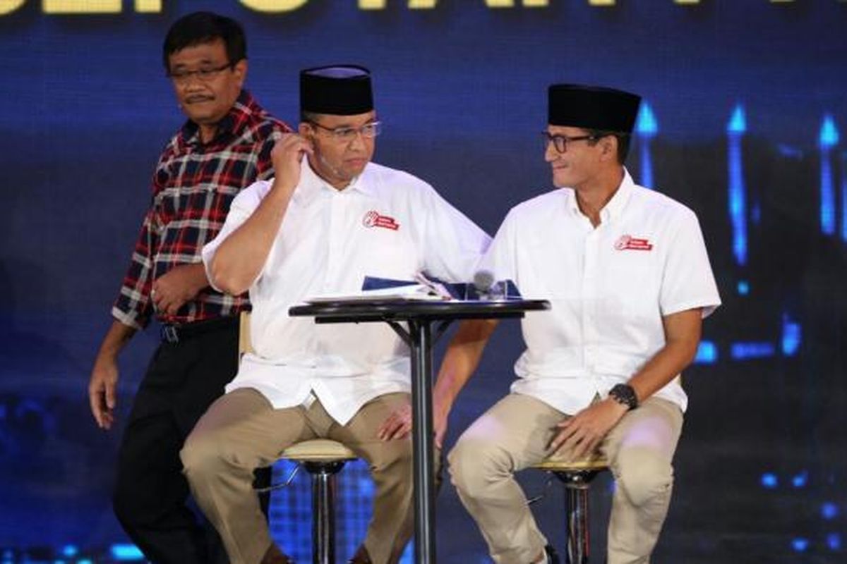 Pasangan calon gubernur dan calon wakil gubernur DKI Jakarta nomor pemilihan tiga, Anies Baswedan dan Sandiaga Uno, dalam debat ketiga yang diselenggarakan KPU DKI di Hotel Bidarakara, Jakarta, Jumat (10/2/2017). Debat yang terdiri dari enam segmen ini memiliki subtema pemberdayaan perempuan, perlindungan anak, anti-narkotika, dan kebijakan untuk disabilitas.