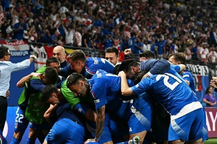 Penyerang Italia, Mattia Zaccagni, berselebrasi bersama rekan setimnya seusai mengemas gol dalam fase Grup B Euro 2024 antara Kroasia vs Italia pada 24 Juni 2024. Artikel ini berisi daftar tim lolos 16 besar Euro 2024.