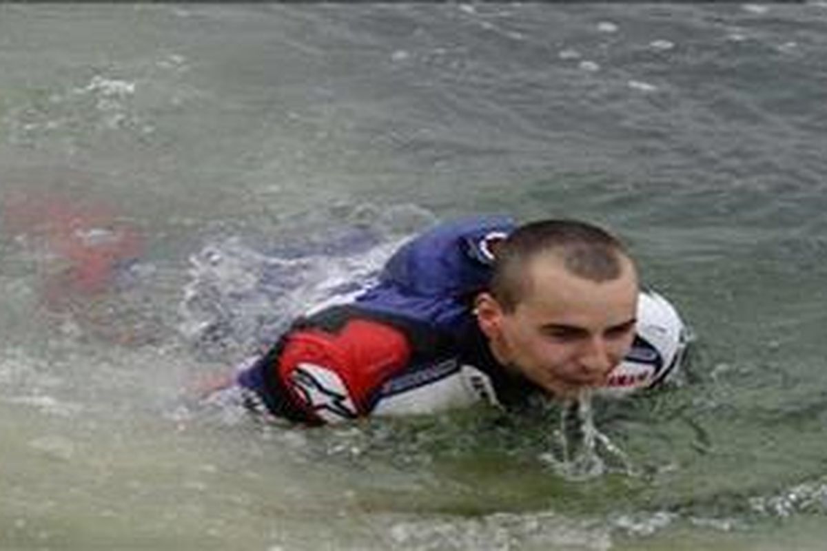 Pebalap Yamaha, Jorge Lorenzo, melompat ke dalam danau untuk merayakan keberhasilannya menjuarai GP Spanyol di Sirkuit Jerez, Minggu (3/4/11).