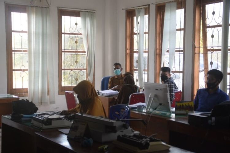 Aktivitas kantor DPRD Kabupaten Buton, Sulawesi Tenggara  tetap berjalan normal setelah seorang anggota DPRD, Bariudin (67) meninggal karena covid 19. Seluruh aparatur sipil negara (ASN) yang kerja di kantor DPRD tetap menjalankan tugasnya seperti biasanya.