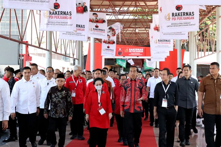Ketua Umum PDI-P Megawati Soekarnoputri, Presiden Joko Widodo (Jokowi), Wapres Ma'ruf Amin, Ketua DPP PDI-P M. Prananda Prabowo berjalan menuju arena Rakernas IV PDI-P, Jumat (29/9/2023).