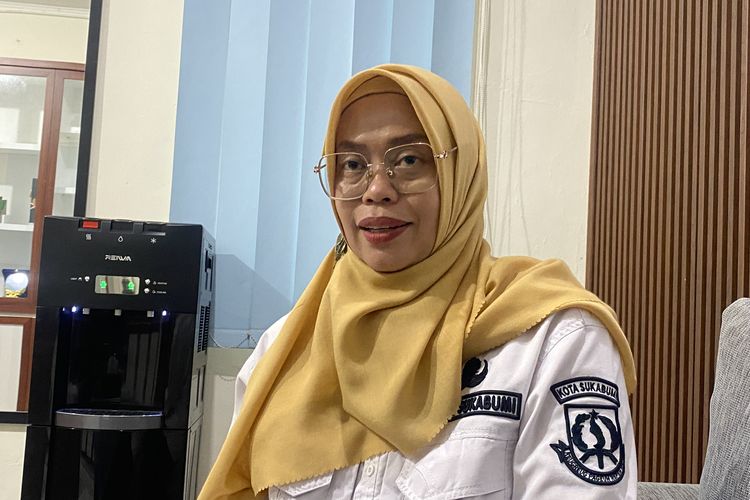 Kepala Dinas Sosial Kabupaten Sukabumi, Een Rukmini saat ditemui di kantornya, Rabu (24/8/2025)