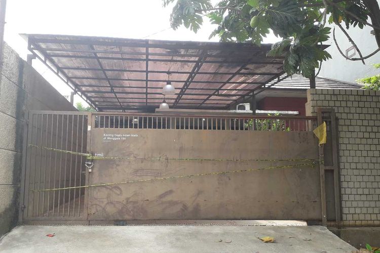 Rumah korban pembunuhan di Kavling Deplu Adam Malik, Ciledug, Kota Tangerang, sudah diberi garis polisi Senin (3/6/2019).