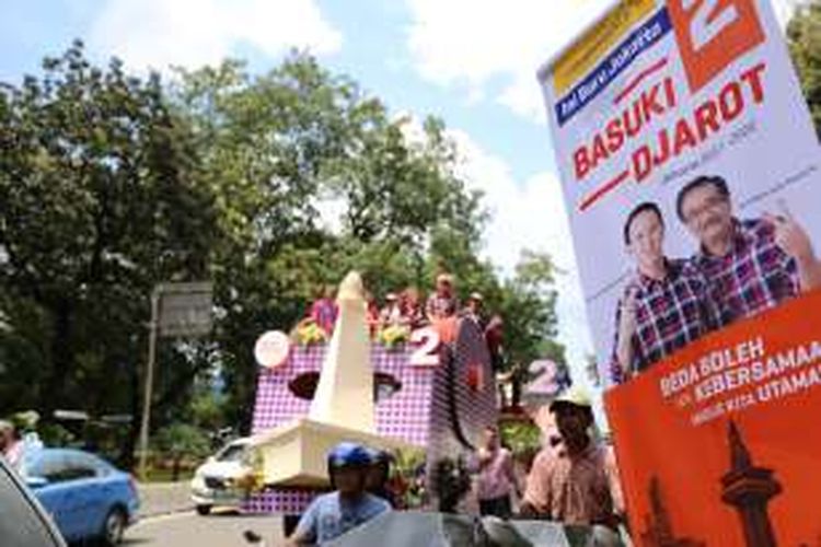 Sejumlah pendukung cagub Dan cawagub Ahok-Djarot di silang barat daya Lapangan Monas, Jakarta Pusat, Sabtu (29/10/2016). Para pasangan calon gubernur dan wakil gubernur yang maju di Pemilihan Kepala Daerah DKI 2017 mendeklarasikan kampanye damai.