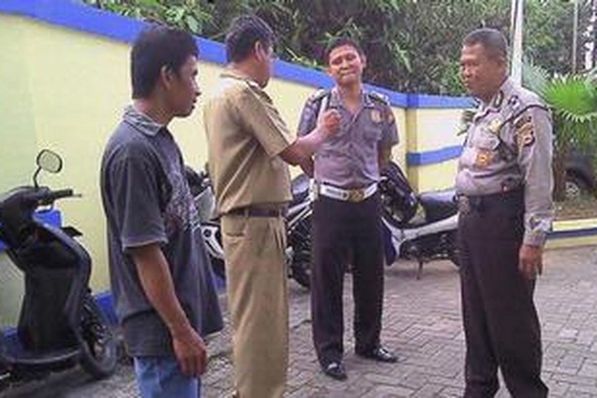 Salah seorang nasabah bank Sulsel tengah ditenangkan aparat kepolisian setelah terlibat adu mulut dengan pihak bank lantaran tidak terima menerima uang palsu dari bank tersebut. Kamis, (06/12/2012).