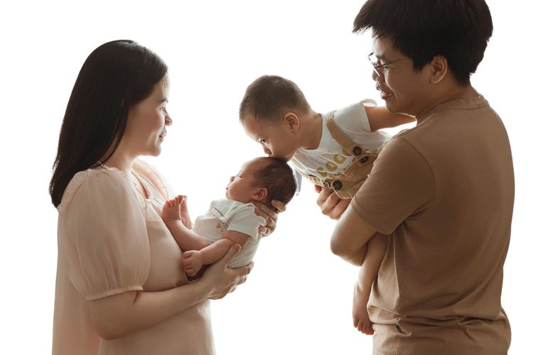 Anak suka bertengkar? Ini 5 cara bijak untuk menghentikannya menurut psikolog anak. Simak selengkapnya.