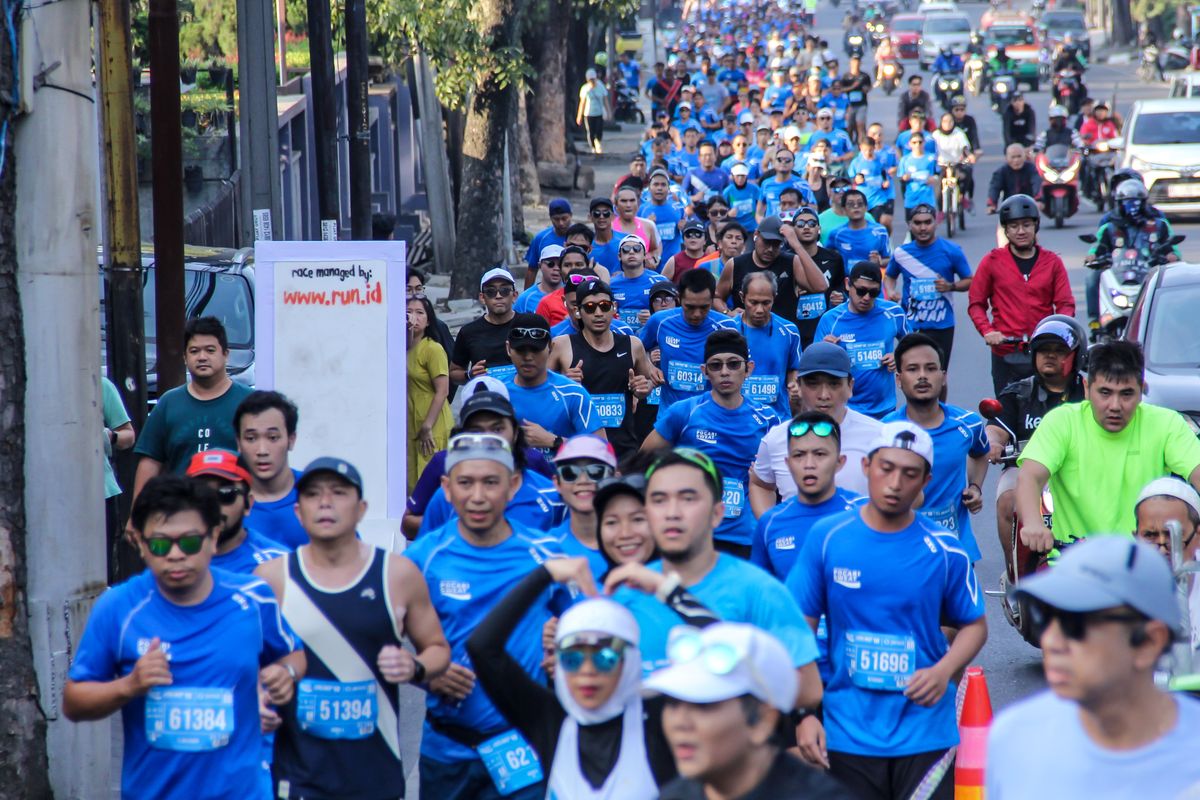 Para pelari marathon Pocari Sweat Run 2023 dengan berbagai golongan usia, tengah melintasi Jl Pasir Kaliki Bandung pada Minggu (30/7/2023). Gelaran lari marathon ini menginjak gelaran ke-10 yang memecahkan rekor jumlah peserta. 