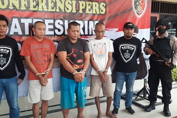 Tiga tersangka pelaku kasus pencurian sepeda motor di Mapolres Rembang, Senin (17/10/2022)