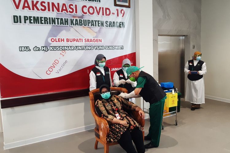Bupati Sragen Kusdinar Untung Yuni Sukowati saat disuntik vaksin Covid-19 di RSUD dr Soehadi Prijonegoro Sragen, Senin (25/1/2021).