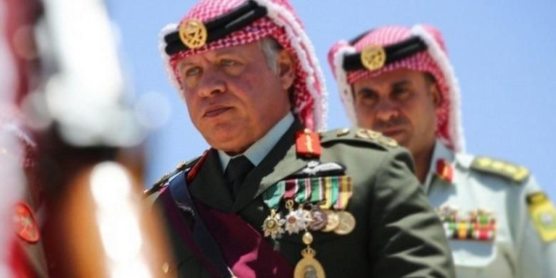 Raja Abdullah II menghadiri sebuah seremoni militer di Jordania.