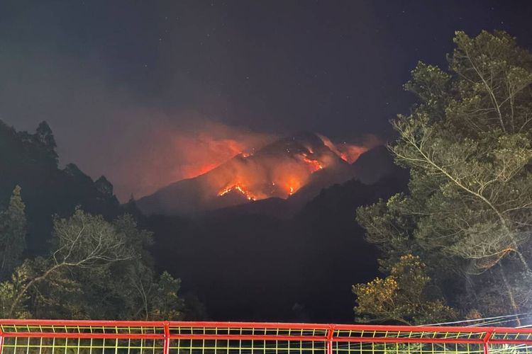 BPBD Upayakan Modifikasi Cuaca untuk Tangani Karhutla Gunung Lawu Karanganyar
