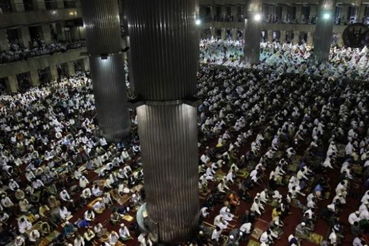 Ribuan umat muslim melakukan Sholat Idul Fitri 1434 Hijriah di Masjid Istiqlal, Jakarta Pusat, Kamis (8/8/2013). Umat Islam merayakan Hari Raya Idul Fitri setelah sebulan menjalankan ibadah puasa.