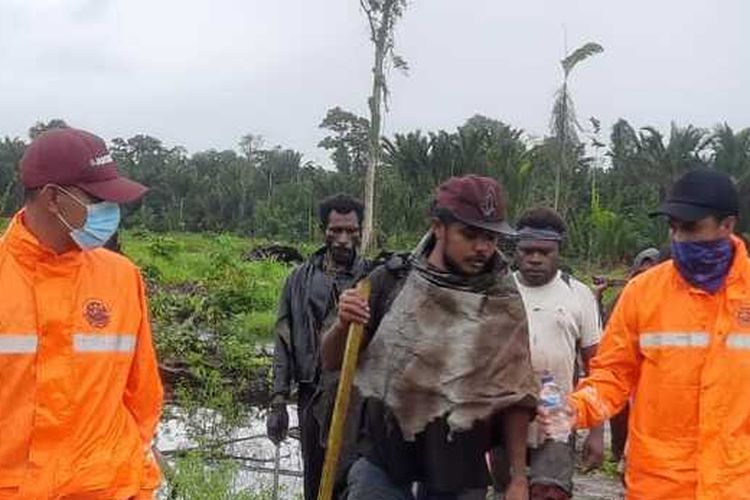 Syarif (tengah) yang berhasil ditemukan Tim SAR gabungan di Hutan Wania, Sabtu (4/7/2020)