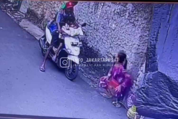 Sebuah video beredar di media sosial dinarasikan satu keluarga mencuri tabung gas di Jalan Kramat IV, Kwitang, Senen, Jakarta Pusat, Sabtu (30/10/2021).