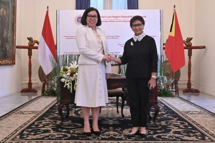 Indonesia's Minister of Foreign Affairs Retno Marsudi (right) shakes hands with her Timor Leste counterpart Adaljiza Albertina Xavier Reis Magno (left) at the Pancasila Building, Ministry of Foreign Affairs, Jakarta on Wednesday, January 11, 2023. 
