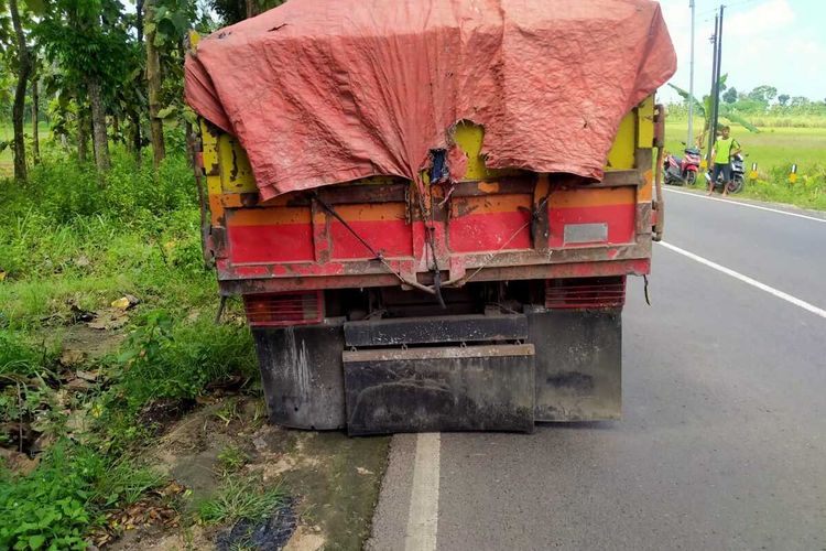 Kendaraan Dump Truk yang menabrak seorang pemuda yang sengaja bunuh diri berinisial AP (27), asal Desa Tanggulrejo, Kecamatan Singgahan, Kabupaten Tuban, Jawa Timur, di jalan raya Parengan, Tuban. Sabtu (7/5/2022).