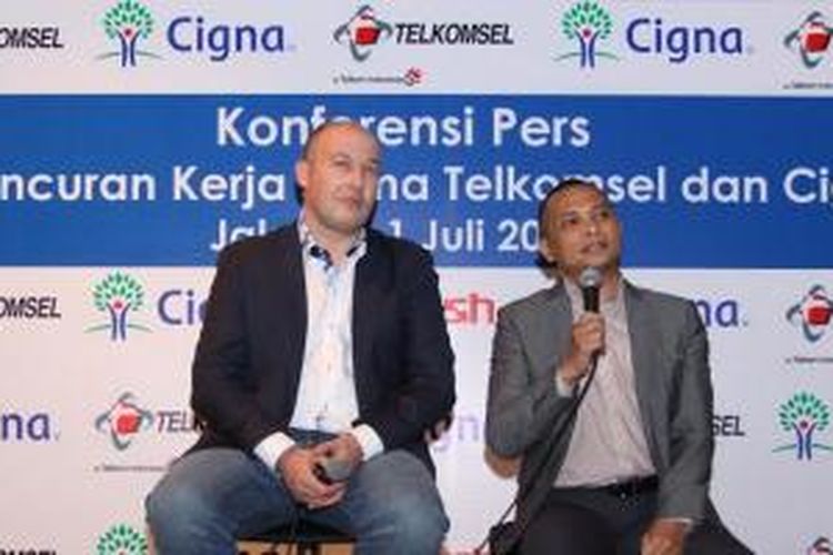 Deputy CEO PT Asuransi Cigna, Julian Mengual dan didampingi oleh Vice President Payment and Banking Telkomsel, Raden Andi K Utomo.