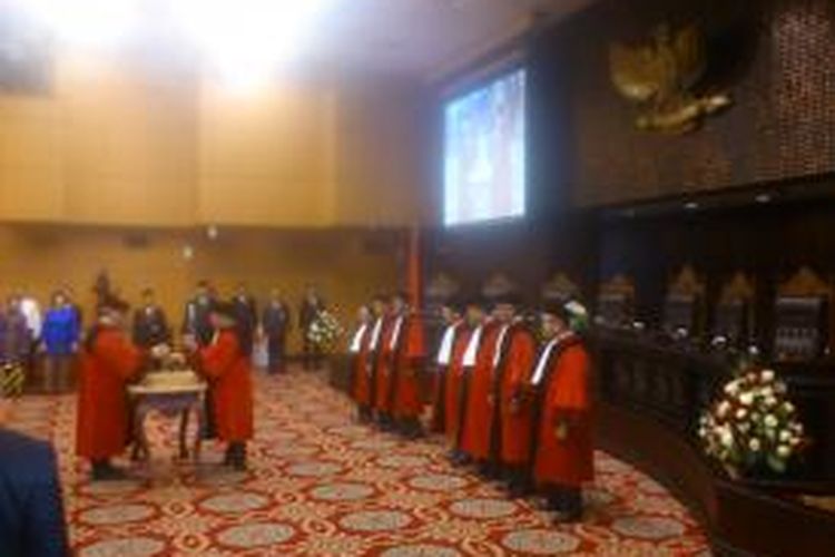 Ketua Mahkamah Konstitusi Terpilih, Akil Mochtar, melakukan sumpah jabatan di Gedung Mahkamah Konstitusi Jakarta, Selasa (20/08/2013).