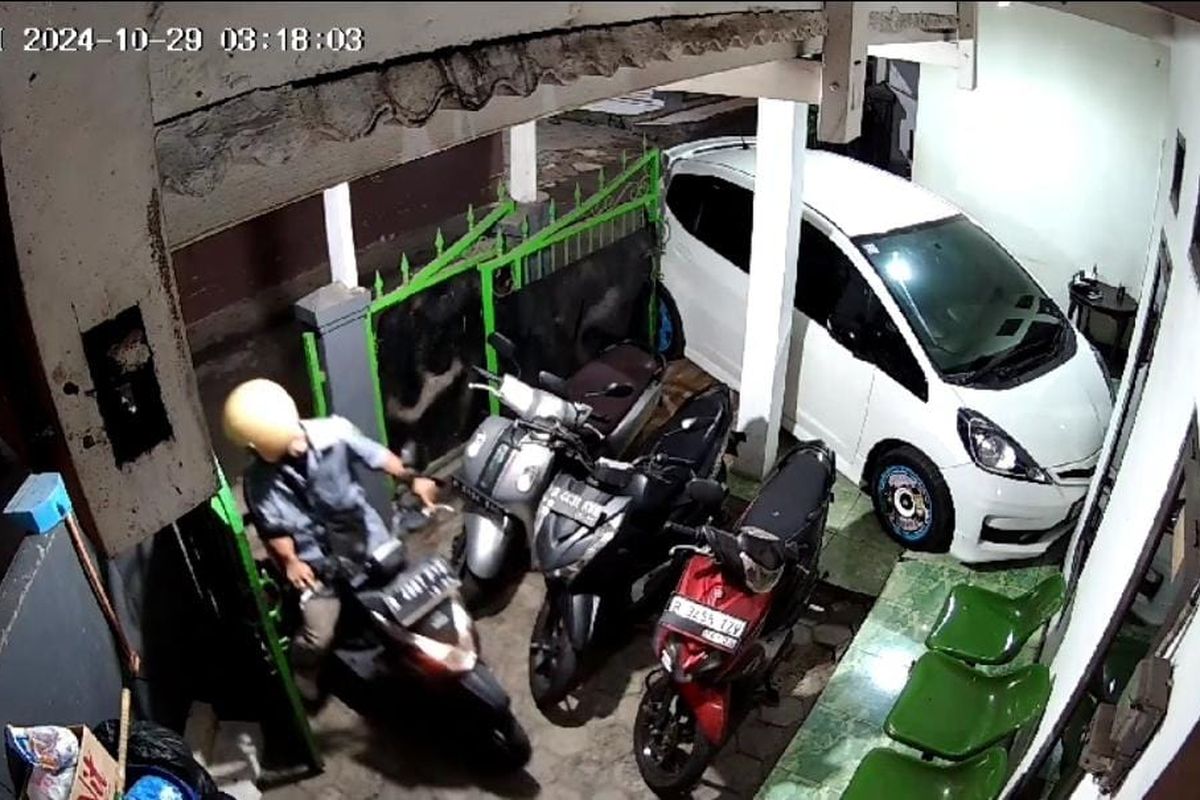 Sambil Merokok, Seorang Pria Gasak Motor Anak Kos di Depok 