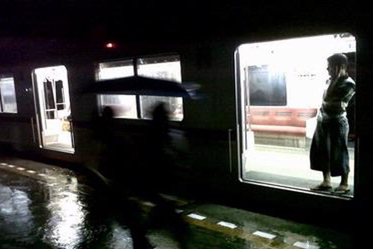 Rangkaian KRL Commuter Line dari Serpong tujuan Tanah Abang tertahan di Stasiun Pondok Ranji selama lebih dari satu jam karena banjir dan gangguan sinyal di Stasiun Tanah Abang, Sabtu (22/12/2012). Empat rangkaian kereta tujuan Tanah Abang juga masih tertahan di Stasiun Kebayoran dan Palmerah.